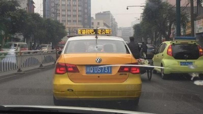 Taksi-taksi yang disewa A Qiang.