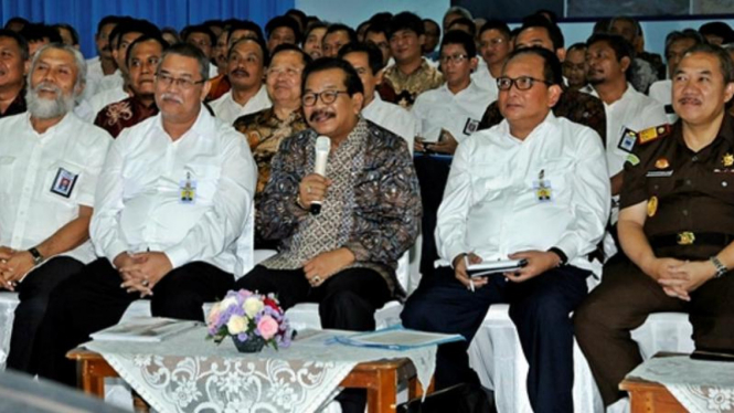 Gubernur Jawa Timur Soekarwo (tengah)