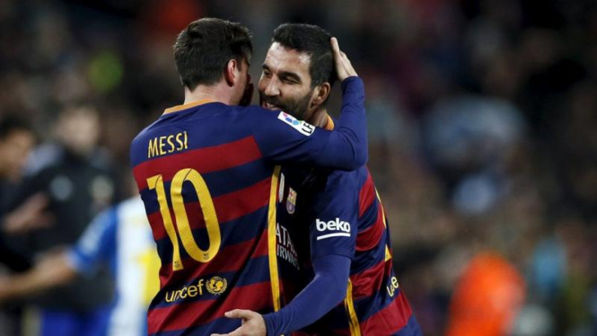 Pemain Barcelona, Arda Turan (kanan) bicara dengan Lionel Messi