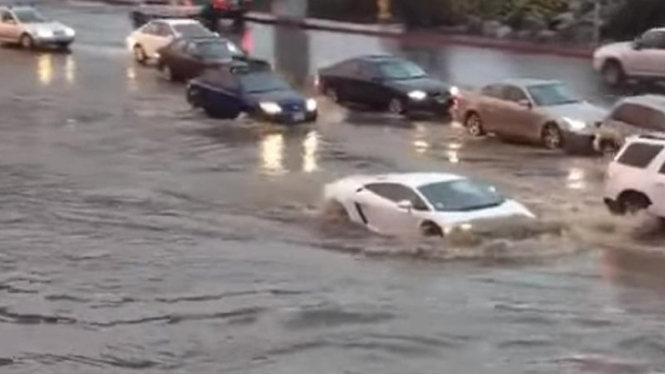 Mobil Lamborghini menerjang banjir