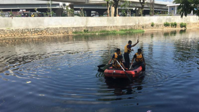 Pencarian Korban Tenggelam di Kali Pasar Ular Jakarta