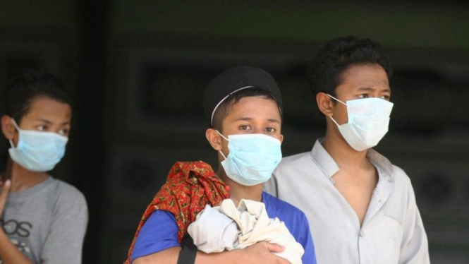 Santri di Malang kenakan masker antisipasi erupsi Bromo, 8 Januari 2016