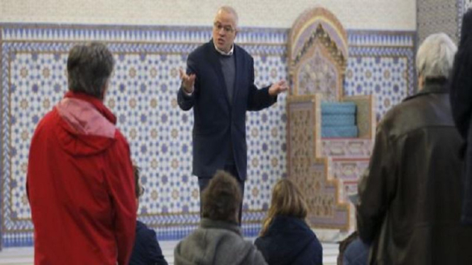 Ratusan Masjid di Perancis Undang Warga Masuk