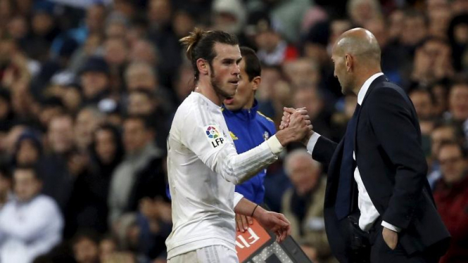 Winger Real Madrid, Gareth Bale (kiri), dan sang pelatih, Zinedine Zidane (kanan).
