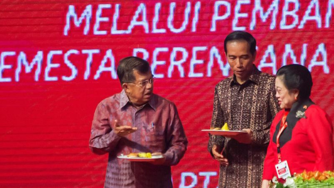 Presiden Joko Widodo Jusuf Kalla dan Megawati Soekarnoputri di Rakernas PDIP