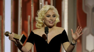 Piala Pertama Lady Gaga di Golden Globe Awards