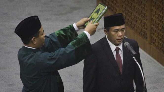 Ketua DPR yang baru Ade Komarudin diambil sumpah jabatannya saat pelantikannya di Jakarta