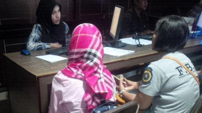 Korban pencabulan (hijab) saat mendatangi kantor polisi.