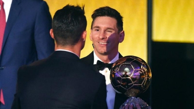 Lionel Messi saat jabat tangan Cristiano Ronaldo di Ballon d'Or