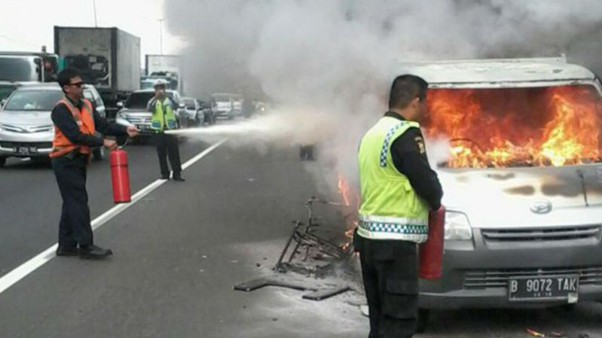 Mobil Pick Up Terbakar di Tol Cikampek