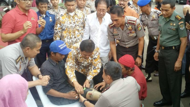 Kapolresta Depok Komisaris Besar Dwiyono Memberikan Kaki Palsu 