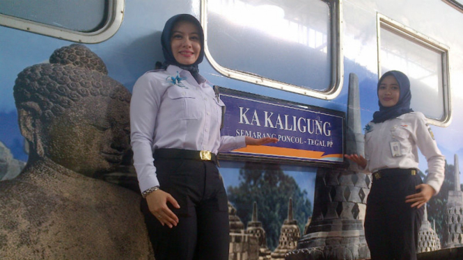 Kereta Api Kaligung bernuansa Borobudur.