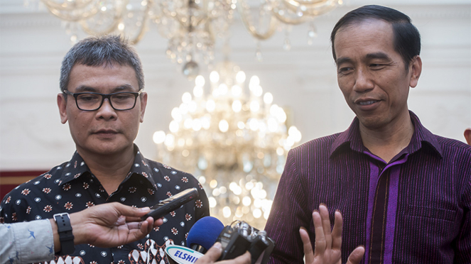Presiden Joko Widodo (kanan) dan Juru Bicara Kepresidenan Johan Budi (kiri).