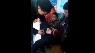 Kocak, Pria Ganteng Ini Ketakutan Saat Akan Disuntik