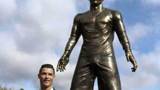 Patung 'menonjol' Cristiano Ronaldo di Madeira, Portugal.