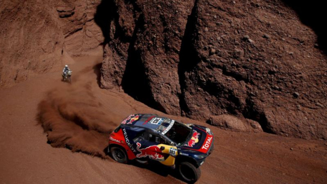 Pereli Spanyol Carlos Sainz dengan mobil Peugeot di Reli Dakar 2016.