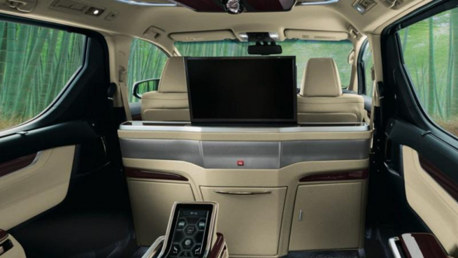 Interior Toyota Alphard by Modellista.