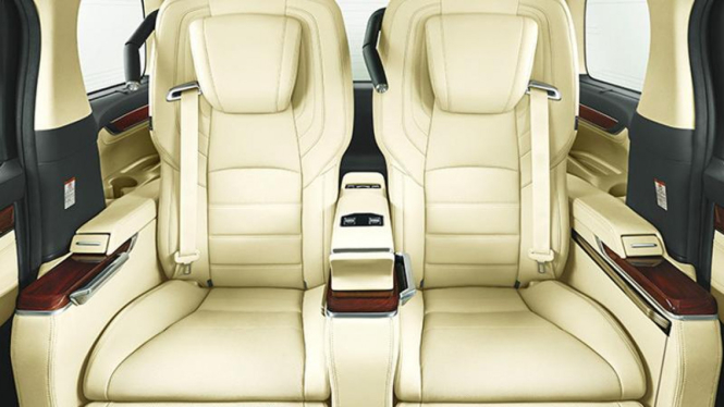 Interior Toyota Alphard by Modellista.