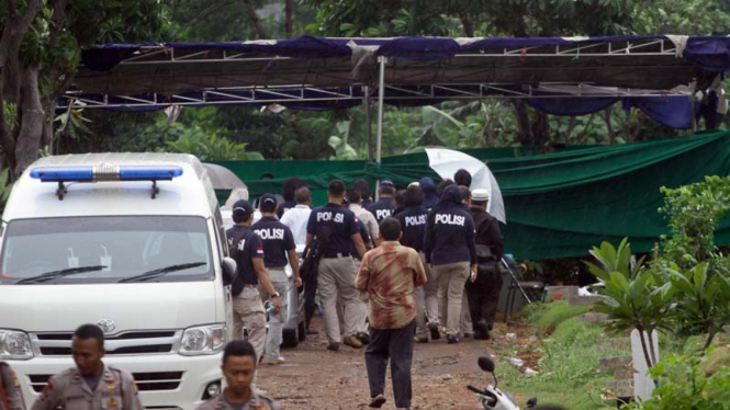 Polisi Bongkar Makam Allya Siska Nadya