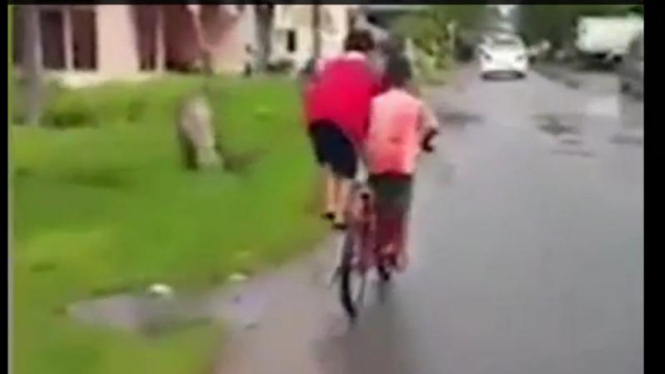 Video dua bocah mengayuh sepeda bareng.