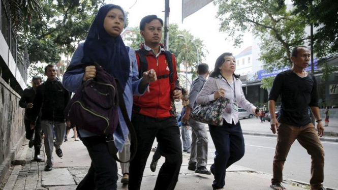 Pekerja kantor selamatkan diri dari lokasi ledakan bom Sarinah