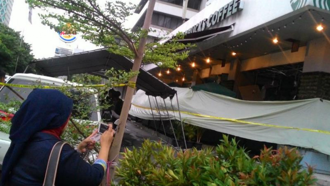 Warga memotret lokasi ledakan di Starbuck, Jakarta