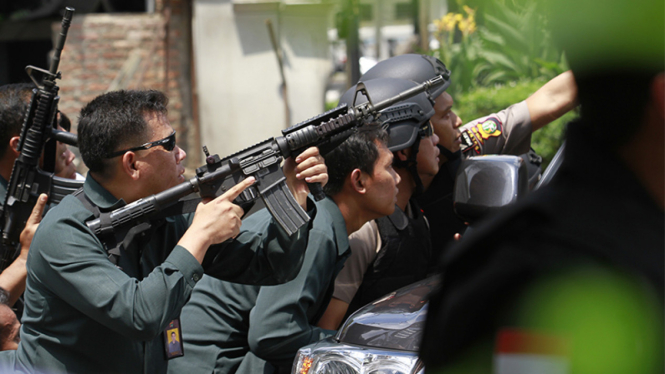 Baku tembak polisi versus pelaku peledakan bom Sarinah