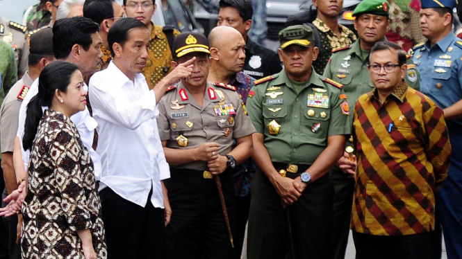 Presiden Joko Widodo bersama Kepala Polri dan Panglima TNI. 