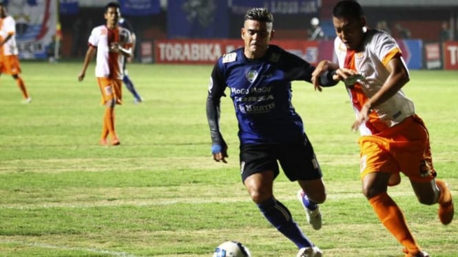 Penyerang Arema Cronus, Cristian Gonzales (kiri)