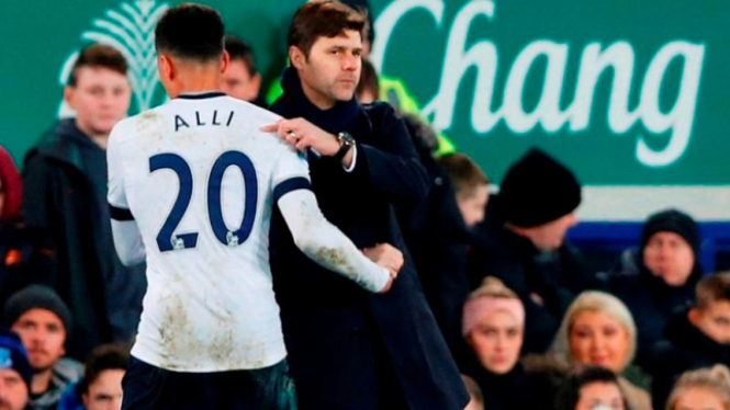 Dele Alli dan Mauricio Pochettino (kanan)