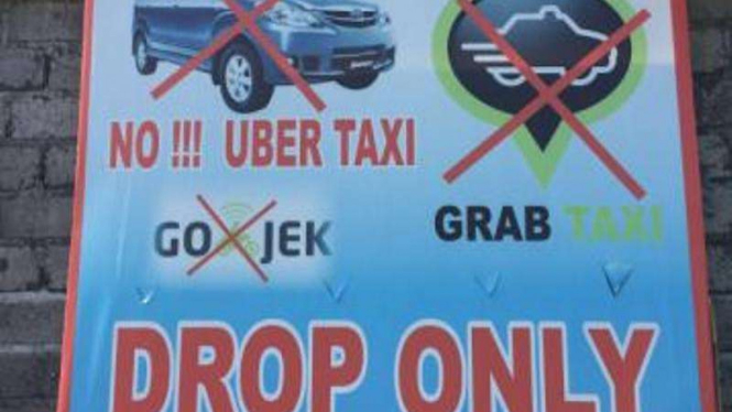Papan larangan Gojek, GrabBike dan Uber Taxi.