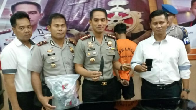 Polisi memperlihatkan barang bukti