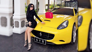 Menguak Harga Fantastis Sepatu Syahrini