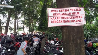 Pengalaman Parkir di Pinggir Kali Menara Perkantoran Elit