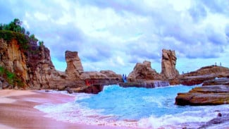 Enam Pantai dengan Landmark Paling Ikonik di Pacitan