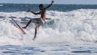 Serunya Surfing di Pantai Parangtritis