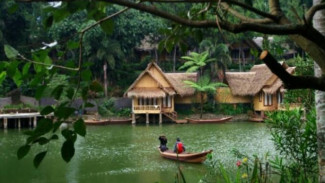 Mengunjungi Kampung Sampireun di Garut
