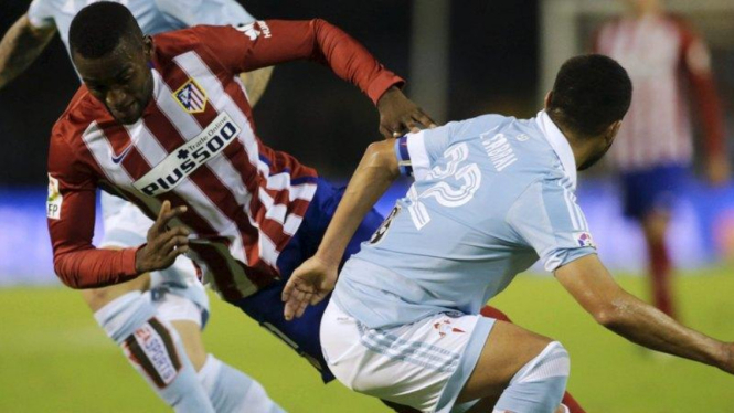 Penyerang Atletico Madrid, Jackson Martinez (kiri)