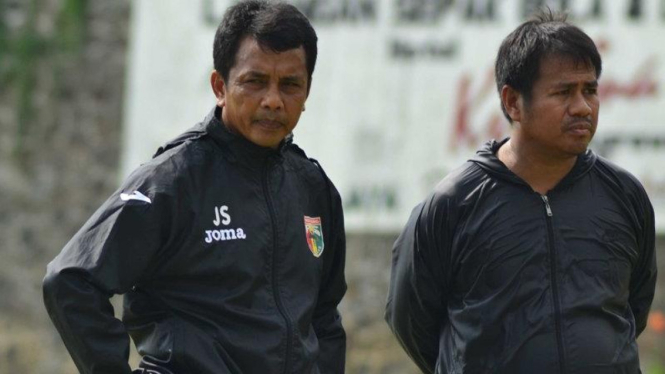 Pelatih Mitra Kukar, Jafri Sastra (kiri)