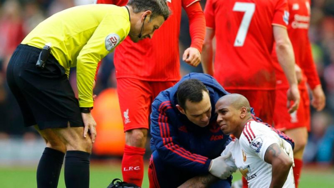 Pemain Manchester United, Ashley Young, mengalami cedera.