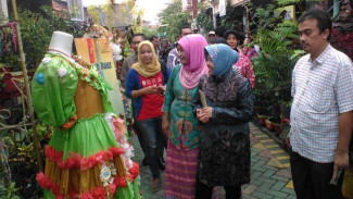 Soal Kantong Plastik Berbayar, Risma Tak Temukan Aturannya