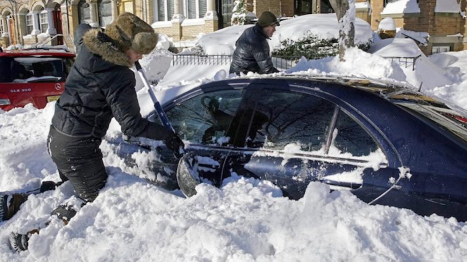 Warga Kota New York bersihkan mobil dari tumpukan salju