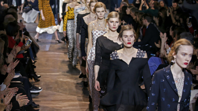 Koleksi Dior di Haute Couture Spring/Summer 2016 Paris Fashion Week.