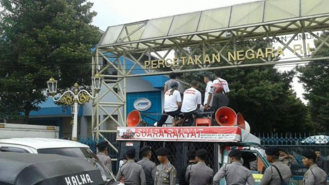 Aksi unjuk rasa di depan kantor PNRI, Kamis (28/1/2016)