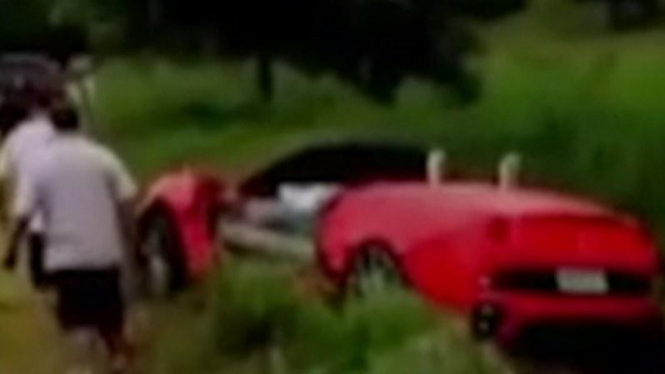 Mobil Ferrari nyangkut di parit