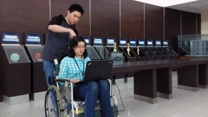 Kursi roda canggih yang beroperasi dengan bantuan sinyal otak