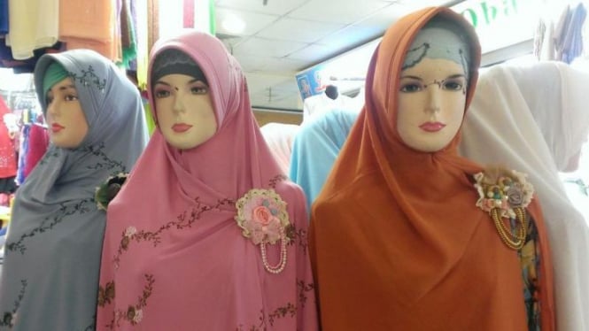 Busana Dan Hijab Warna Maroon
