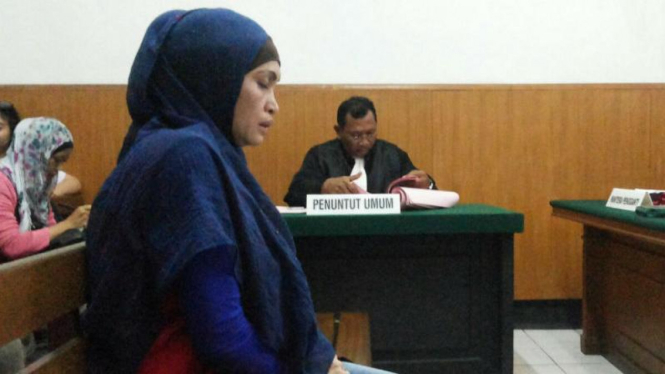Terdakwa kasus Narkoba, Tri Diah Torrisiah alias Susi, dituntut hukuman mati oleh PN Surabaya, Selasa 2 Februari 2016. Ia diduga menyuruh Aiptu Abdul Latif mengedarkan narkoba.