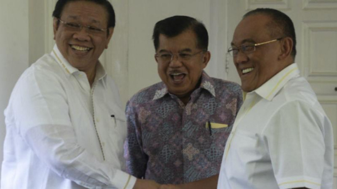 Aburizal Bakrie dan Agung Laksono saat bertemu Ketua Tim Transisi, Jusuf Kalla