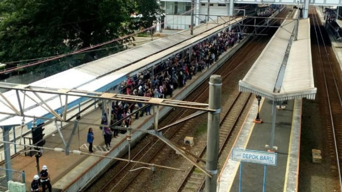 Penumpukan penumpang KRL di Stasiun Depok Baru